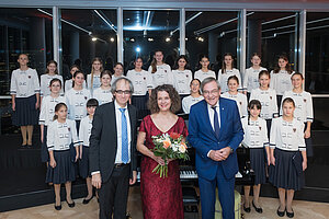Am Bild die Wiener Chormädchen mit (1. Reihe v.l.) Chorleiter Stefan Foidl, Kammersängerin Prof. Angelika Kirchschlager und Mag. Robert Lasshofer (Vorstandsvorsitzender des Wiener Städtischen Versicherungsvereins). © Wiener Städtische Versicherungsverein / Richard Tanzer
