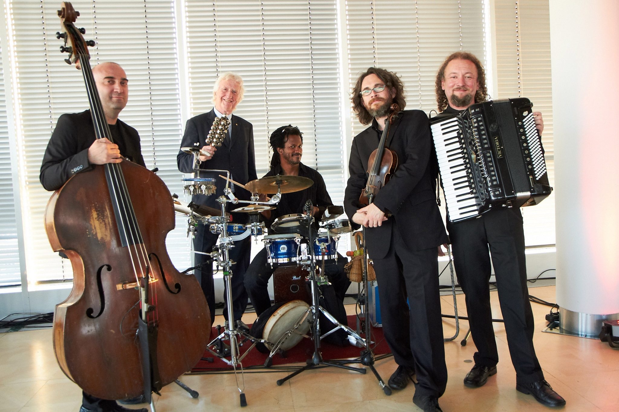 Am Bild: Dkfm. Karl Fink (Vorstandsmitglied des Wiener Städtischen Versicherungsvereins) und das Quartett „Dobrek Bistro“. © Wiener Städtische Versicherungsverein/APA-Fotoservice/Preiss