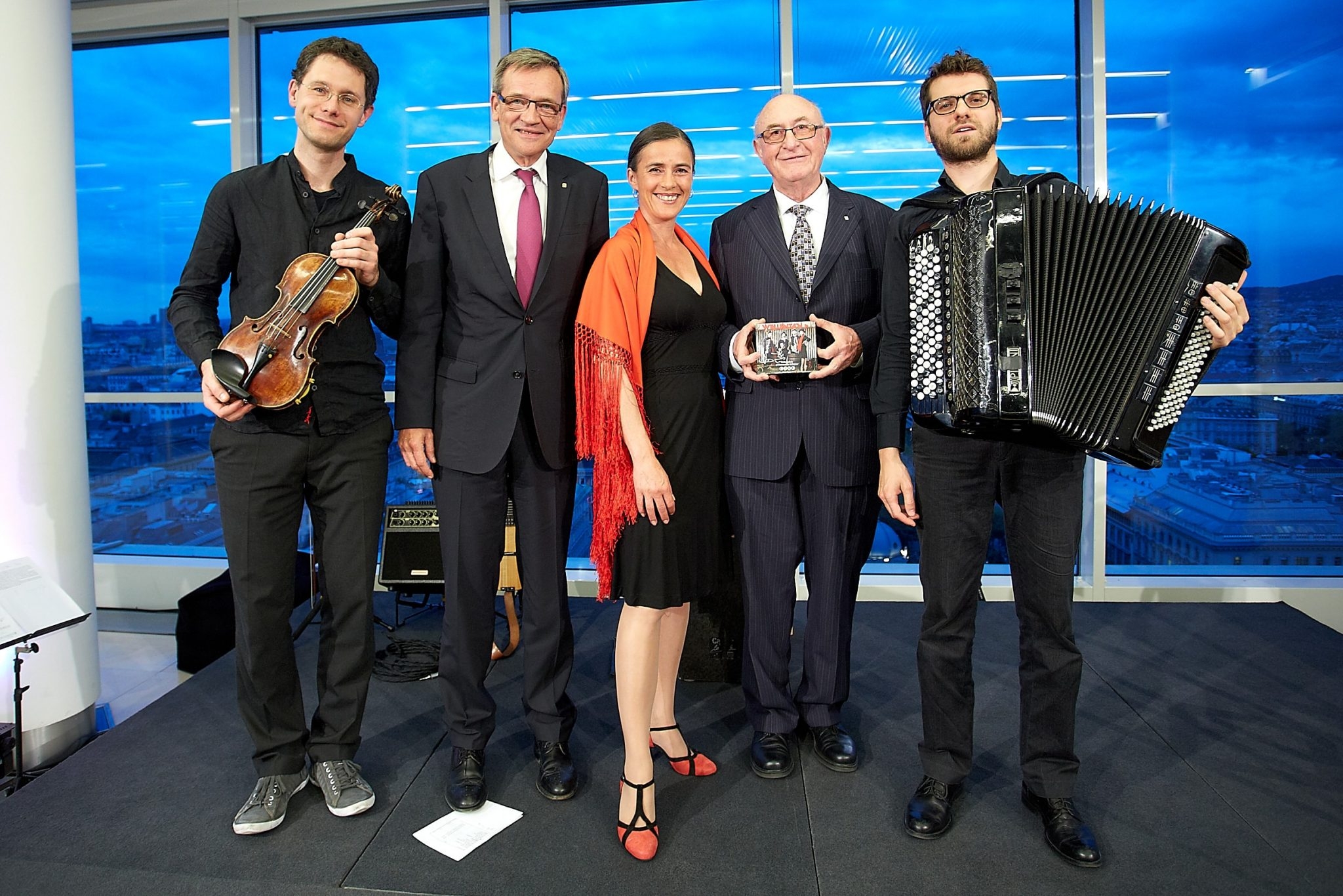 Am Bild v.l.n.r.: Klemens Bittmann (Folksmilch - Geige & Mandola), Mag. Robert Lasshofer (Generaldirektor Wiener Städtische Versicherung), Mercedes Echerer (Entertainerin), Dr. Günter Geyer (Generaldirektor Wiener Städtische Versicherungsverein), Christian Bakanic (Folksmilch - Akkordeon & Cajon). © Wiener Städtische Versicherungsverein/APA-Fotoservice/Preiss