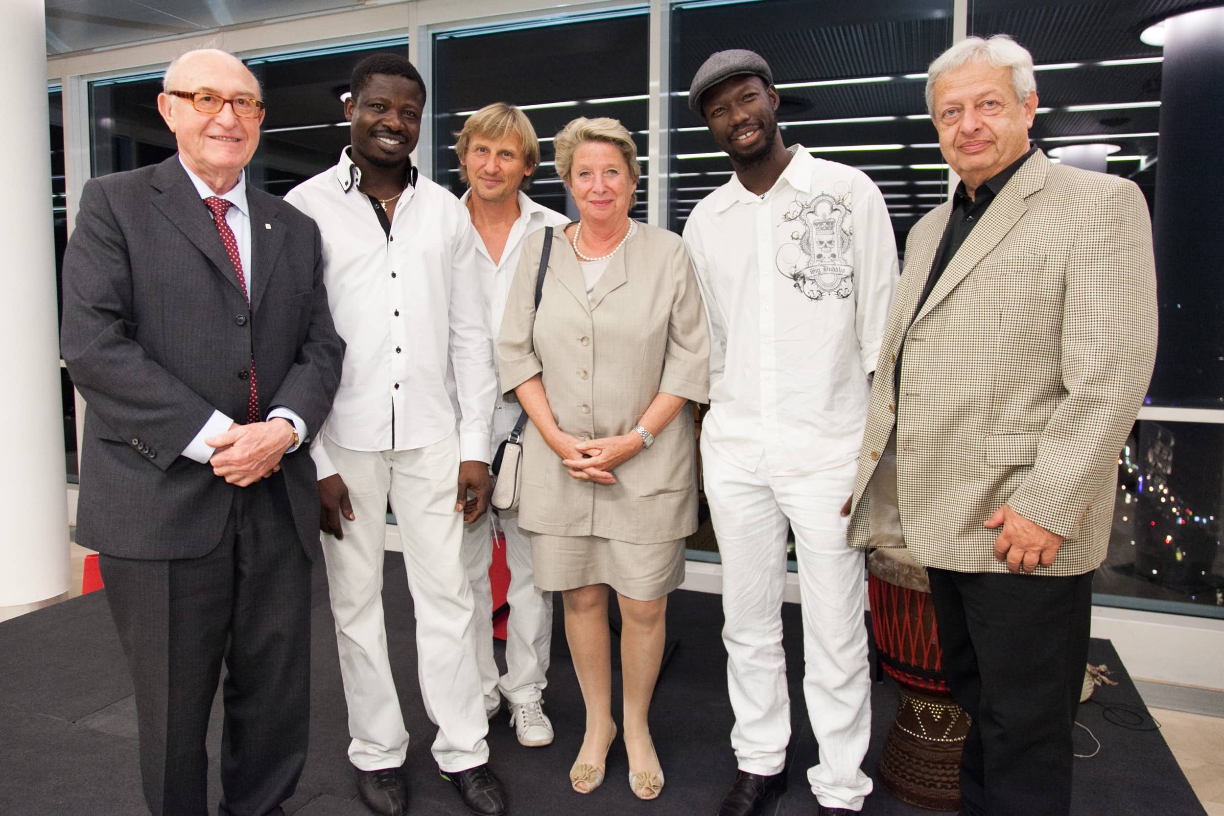Am Bild v.l.n.r.: Dr. Günter Geyer (Vorstandsvorsitzender Wiener Städtische Versicherungsverein), Mamadou Diabate (Balafon, N'Goni), Sigi Finkel (Saxophon, Flöte), Ursula Stenzel (Bezirksvorsteherin 1. Bezirk), Abdulaye Dembele (Percussion, Vocals) und Prof. DDr. Wolfgang Graninger (Mediziner). © Wiener Städtische Versicherungsverein/APA-Fotoservice/Rastegar