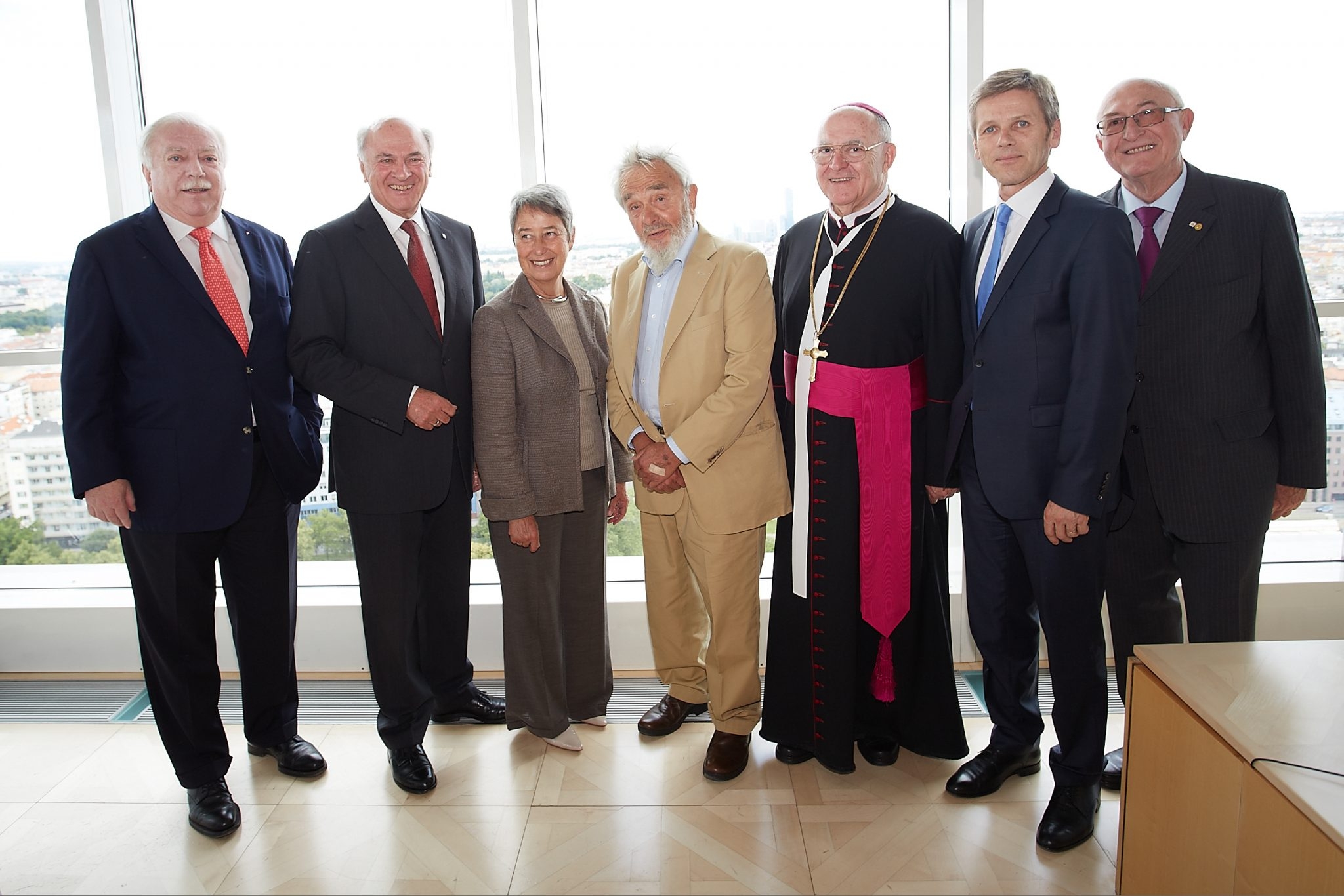 Zahlreiche Gäste aus Kultur, Wirtschaft, Politik und Kirche nahmen an den Feierlichkeiten zur Fertigstellung der Ringturmverhüllung 2014 teil. Am Bild v.l.n.r.: Wiener Bürgermeister Dr. Michael Häupl, Niederösterreichs Landeshauptmann Dr. Erwin Pröll, Margit Fischer, Künstler Arnulf Rainer, Abtprimas des Stifts Klosterneuburg Propst Bernhard Backovsky, Bundesminister für Kunst und Kultur Dr. Josef Ostermayer und Vorstandsvorsitzender des Wiener Städtischen Versicherungsvereins Dr. Günter Geyer. © Wiener Städtische Versicherungsverein/APA/Thomas Preiss