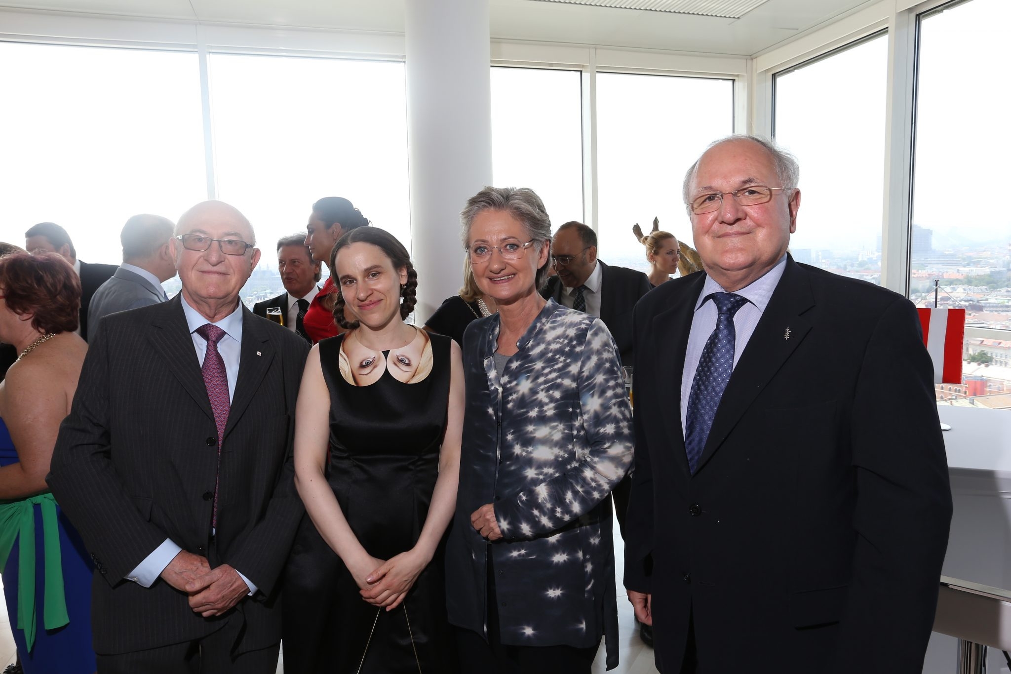 Am Bild v.l.n.r.: Dr. Günter Geyer (Vorstandsvorsitzender des Wiener Städtischen Versicherungsvereins), Künstlerin  Dorota Sadovská, Dr. Claudia Schmied (Bundesministerin für Unterricht, Kunst und Kultur) und Dr. Dušan Čaplovič (Minister für Bildung, Jugend und Sport der Republik Slowakei)  © Roman Zach-Kiesling
