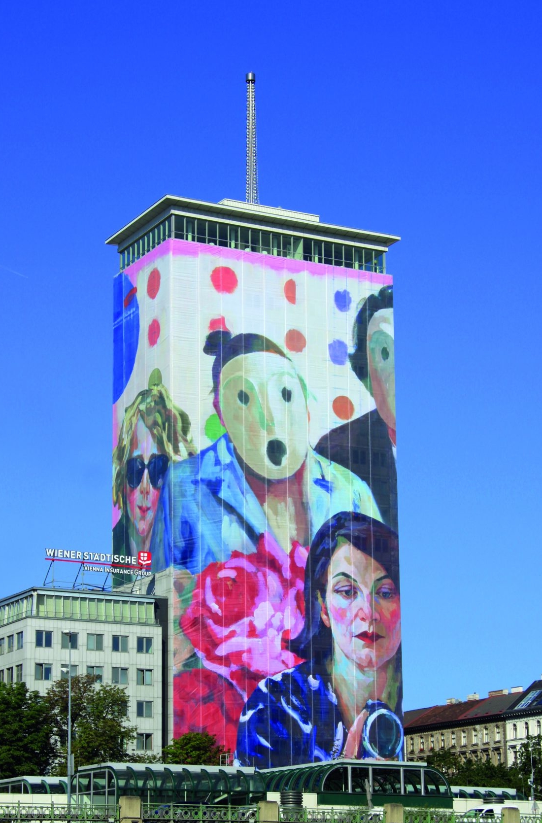 Ringturmverhüllung 2011: „Familiensinn“ von Xenia Hausner © Gustav Kersche