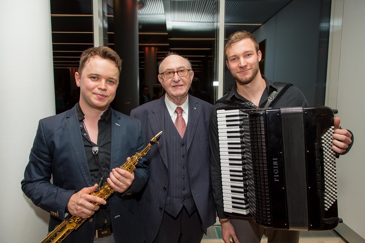 On the picture (from left to right): Saxophonist Michal Knot, Günter Geyer (Chairman of the Managing Board of Wiener Städtische Versicherungsverein) and accordionist Bogdan Laketic (