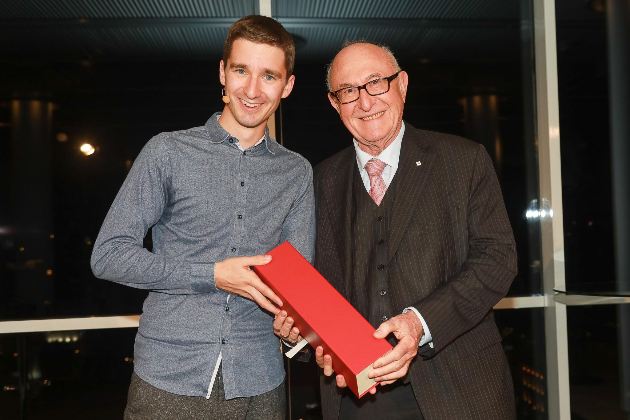 From left to right: up-and-coming stand-up comedian Clemens Maria Schreiner & Günter Geyer (Chairman of the Managing Board of Wiener Städtische Versicherungsverein) © Wiener Städtische Versicherungsverein / Richard Tanzer
