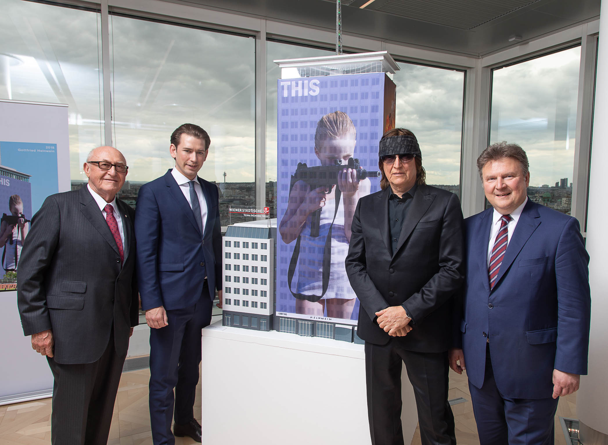 Am Bild v.l. Dr. Günter Geyer (Vorstandsvorsitzender des Wiener Städtischen Versicherungsvereins), Bundeskanzler Sebastian Kurz, Gottfried Helnwein (Künstler der Ringturmverhüllung 2018) und der Wiener Bürgermeister Dr. Michael Ludwig. © Wiener Städtische Versicherungsverein / Richard Tanzer