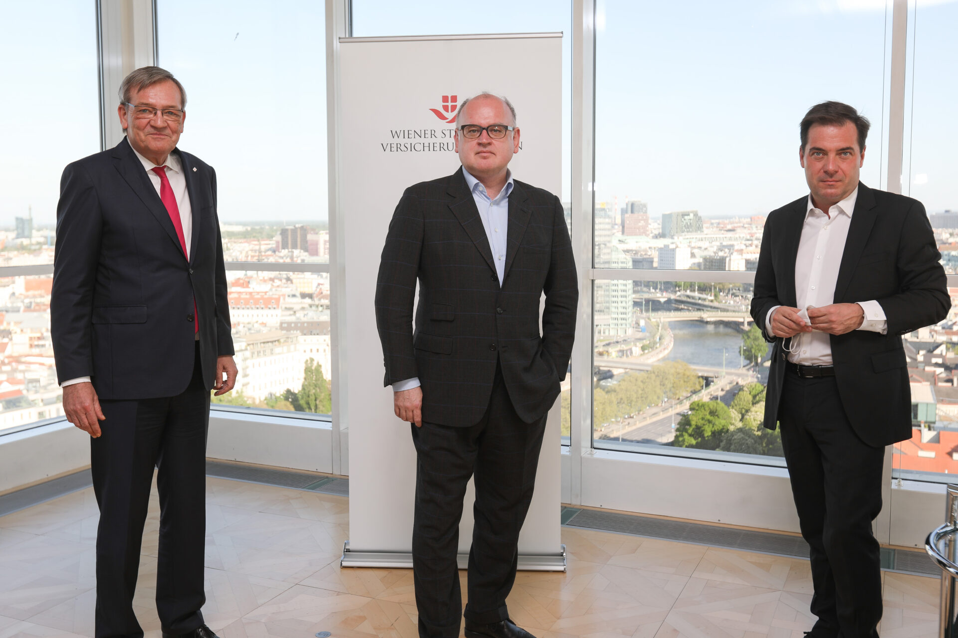 Am Bild v.l. Mag. Robert Lasshofer (Vorstandsvorsitzender des Wiener Städtischen Versicherungsvereins), Erste Group-Vorstandsvorsitzender Mag. Bernhard Spalt und „Die Presse“-Chefredakteur Rainer Nowak im 20. Stock des Ringturms. © Guenther Peroutka