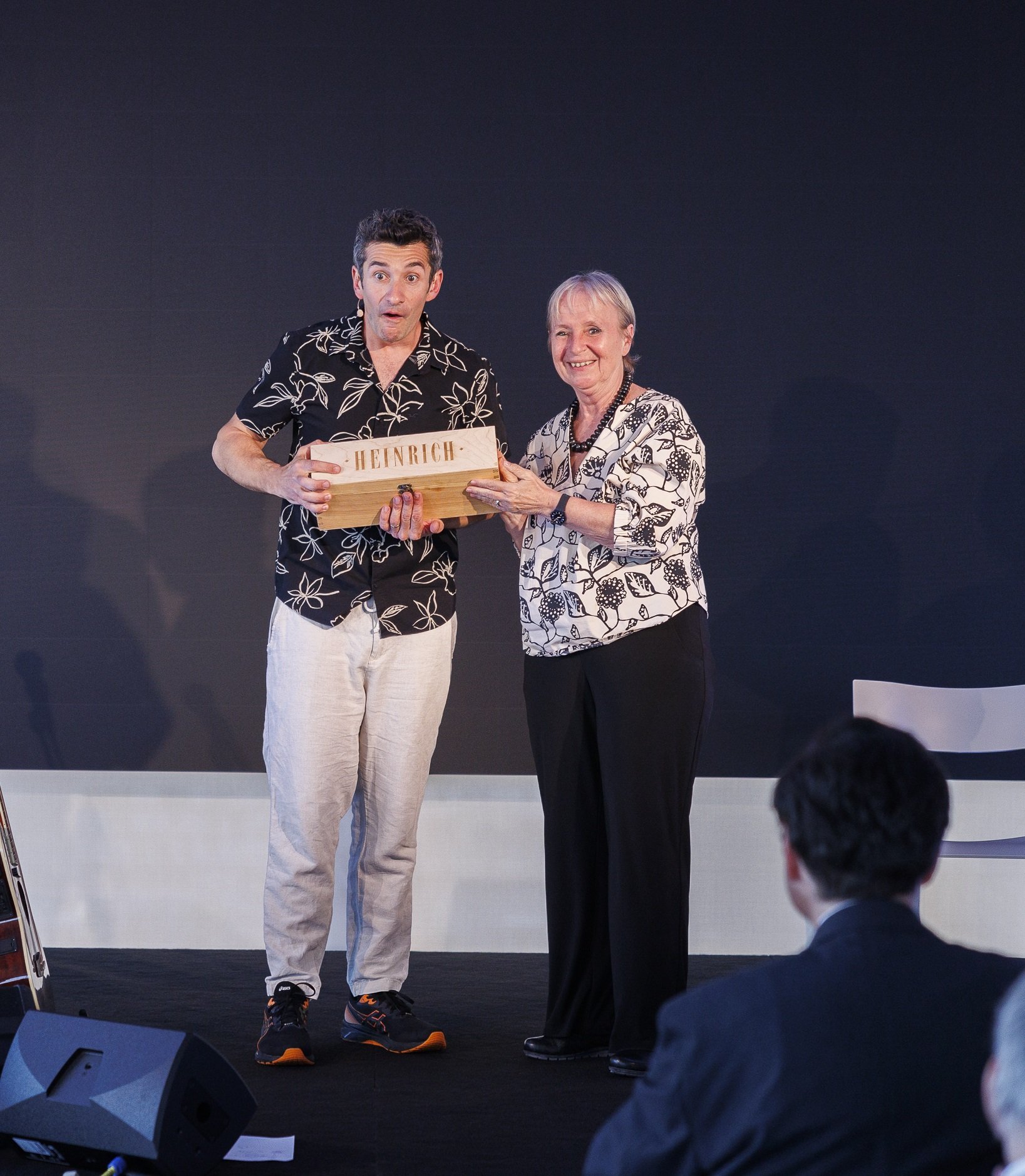 Am Bild v.l. Kabarettist Omar Sarsam und Mag. Helene Kanta, Vorstandsdirektorin des Wiener Städtischen Versicherungsvereins.